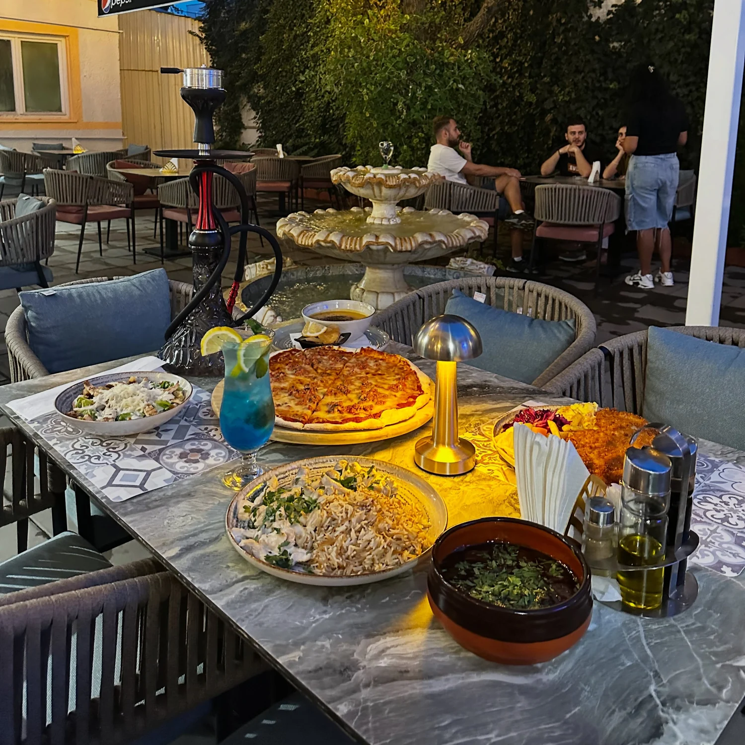 Terasa El Medina, cu preparate orientale și shisha lângă fântână